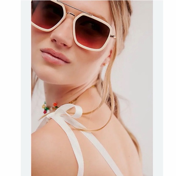 mLuna Classic Aviator
Sunglasses - Milkyway
FREE PEOPLE
NWT - Picture 10 of 10